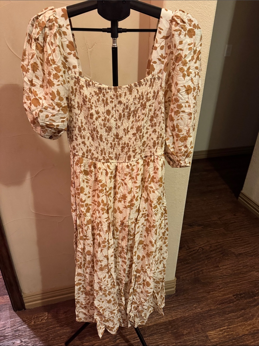 Blu Pepper Cream Floral Puff-Sleeve Midi Dress